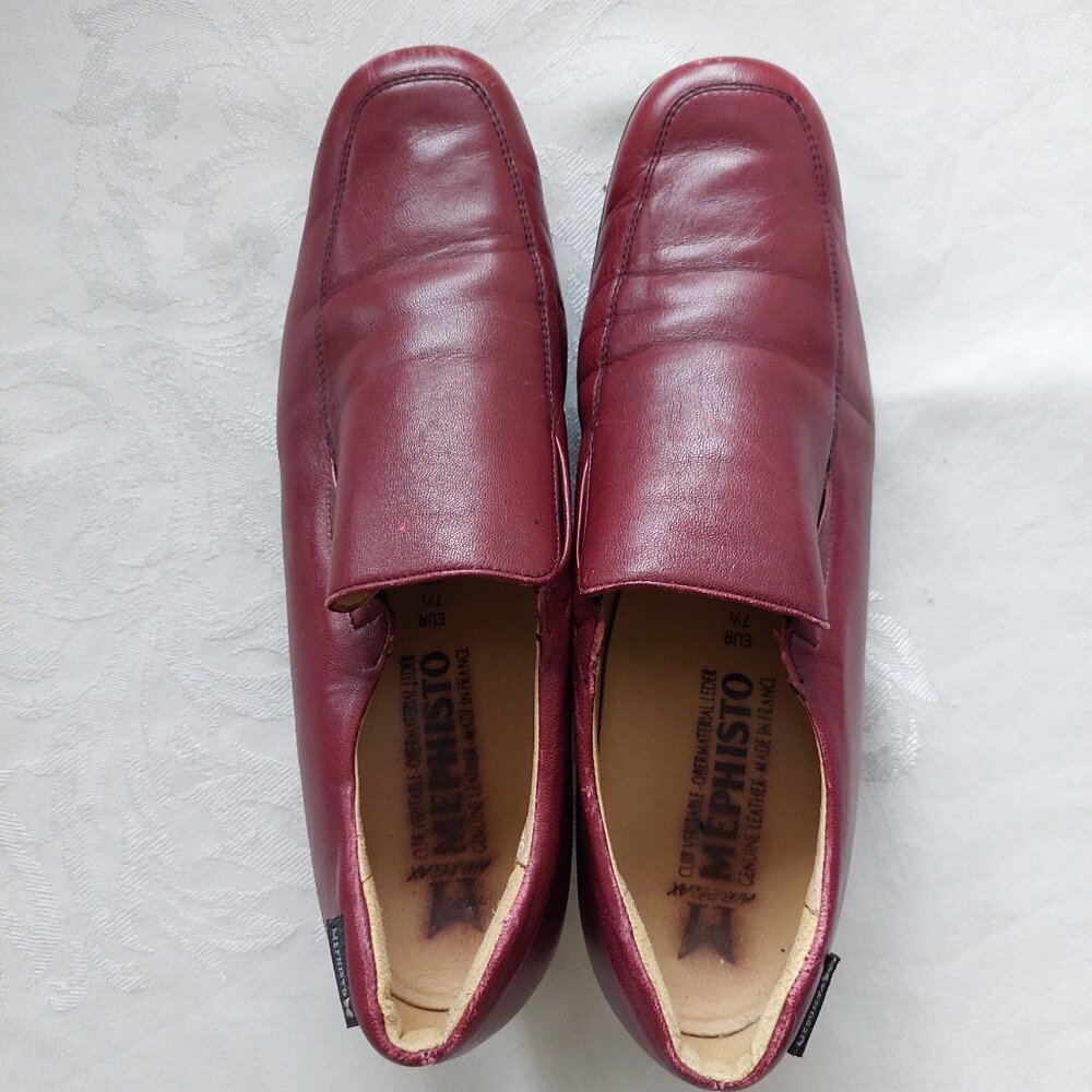 Mephisto Women's US10Made In France genuine leather loafers in a burgundy color